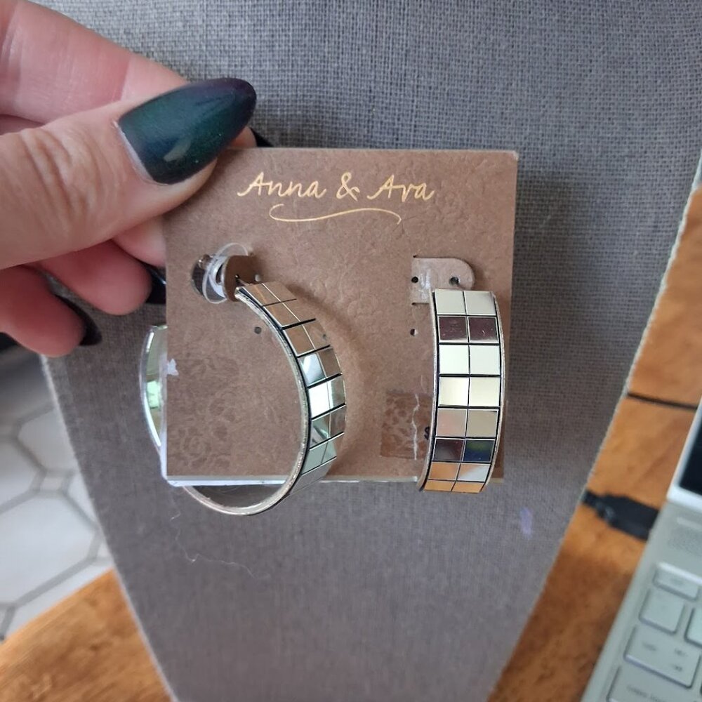 Anna & Ava hoop earrings